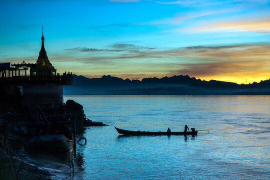 Myanmar (formerly Burma). Kayin State (Karen State). Hpa An. Shwe Yin Myaw Pagoda at the Thanlwin river at sunset