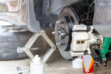 Rear wheel disk caliper and spray paint use repair disk brake plate of car caliper for rust protection