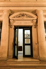 Porte d'entrée de la Cour de Cassation française, à l'intérieur du Palais de Justice historique de Paris, sur l'île de la Cité (France) - obrazy, fototapety, plakaty
