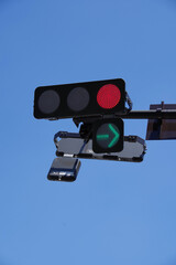 青空と右折信号