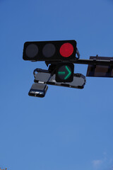 青空と右折信号