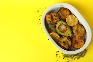 Bowl with tasty grilled peach on yellow background