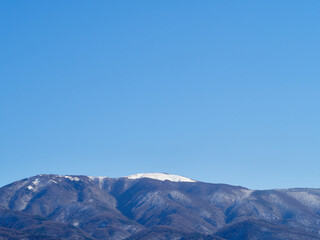 1月（冬）、快晴の日に見る、雪化粧した鉢伏山 長野県松本市