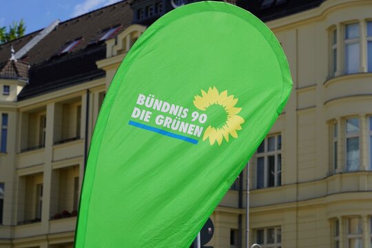 Werbesegel mit Schriftzug und Logo an einem Wahlkampfstand von B&uuml;ndnis 90 Die Gr&uuml;nen in Berlin am 14.08.2021