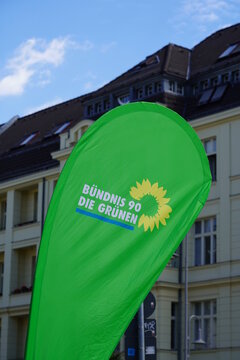 Werbebanner mit Schriftzug und Logo von B&uuml;ndnis 90 Die Gr&uuml;nen in Berlin am 14.08.2021