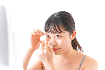 コンタクトレンズをする女性