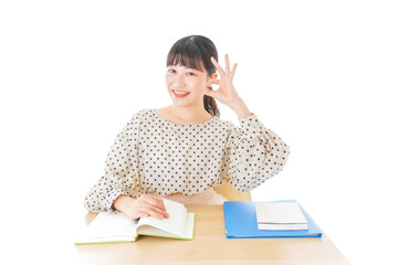 机で勉強をする若い女性