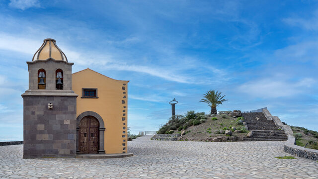 La Gomera - Kapelle Ermita de San Francisco de Asis am Aussichtspunkt Mirador de Igualero, im Hintergrund das Denkmal Silbo Gomero 