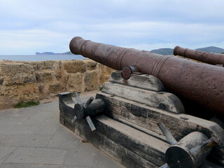Fototapeta na wymiar Kanonen auf der Festung von Alghero, Sardinien