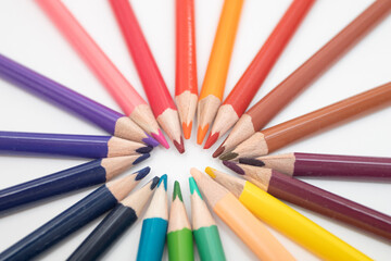 Naklejka premium Color pencils in arrange in wheel colors