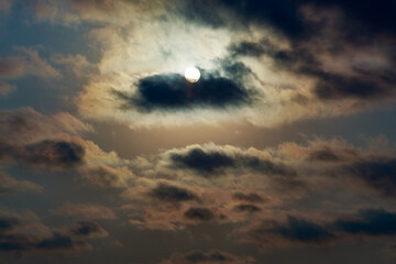 Fototapeta na wymiar sun behind the clouds