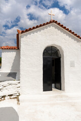 Fototapeta na wymiar little church on the heights of Keratea in Greece