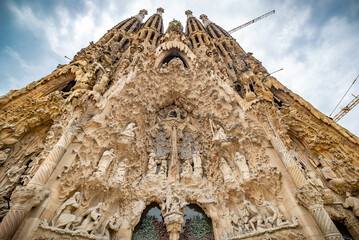 Barcelona, ​​España - junio de 2021: Catedral de la Sagrada Familia en verano - obrazy, fototapety, plakaty