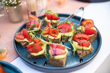 Serving of hamburgers and cold beers at a restaurant table