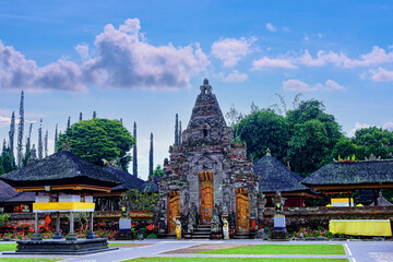 Obraz premium Pura Ulun Danu Beratan or Pura Bratan is a Hindu temple on a lake Beratan in Bali, Indonesia.