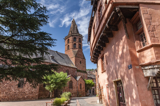 Marcillac Vallon (Aveyron, France) - &Eacute;glise Saint Martial et maison pittoresque