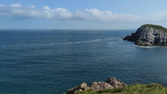 Isla del Castro y urros de Liencres en la costa quebrada de Cantabria, Espa&ntilde;a