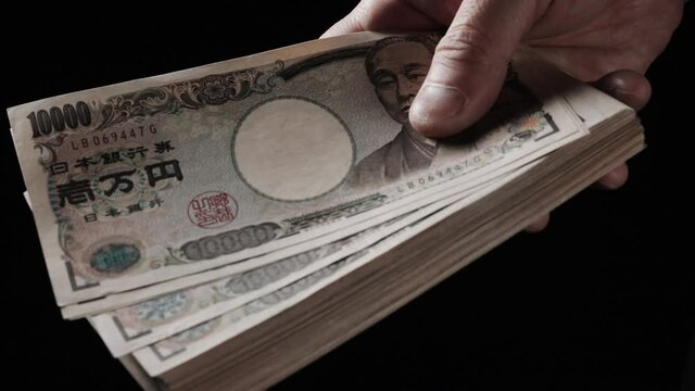 札束を持った男性の手