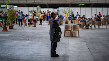agent de nettoyage dans un centre de vaccination covid19