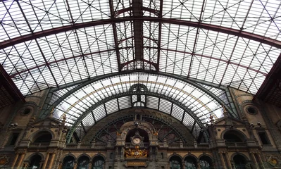 Gordijnen Antwerpen Centraal Station, stalen koepel met gebrandschilderde ramen, klok en prachtige architectuur, België. © nipa