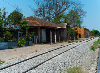 Fototapeta na wymiar Antigua estación de ferrocarril de Paso del Macho, Veracruz