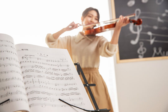 The young woman playing the violin
