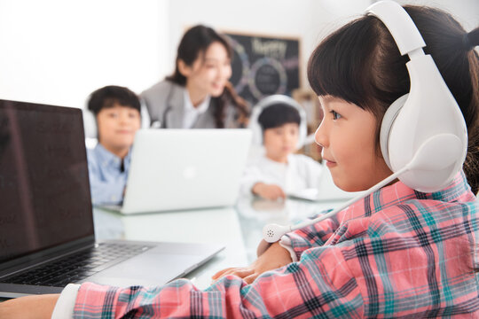 The children computer lessons
