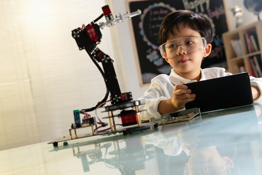 Students learning robot programming
