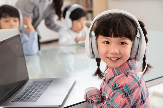 The children computer lessons

