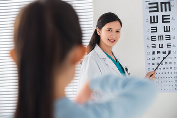 Optometrists to the little girl test visual acuity
