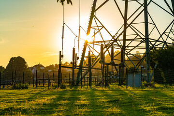 Sonnenuntergang hinter einem Strommast