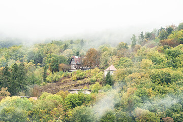 Hang im Nebel mit Häusern 