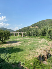 Fototapeta na wymiar Pont sur la rivière Hérault dans les Cévennes