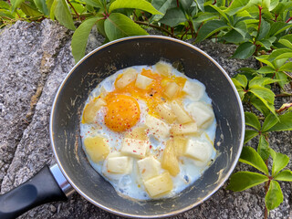 Oeuf au plat et fromage dans une poêle