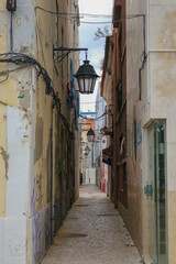 rua estreita em Setúbal, Portugal.