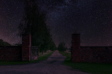 Dojazd do rancza nieutwardzoną drogą w nocy.