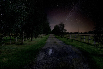 Dojazd do rancza nieutwardzoną drogą w nocy.