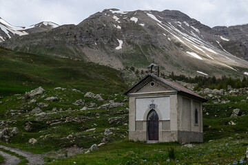Fototapeta na wymiar Little chapel in the French Alps