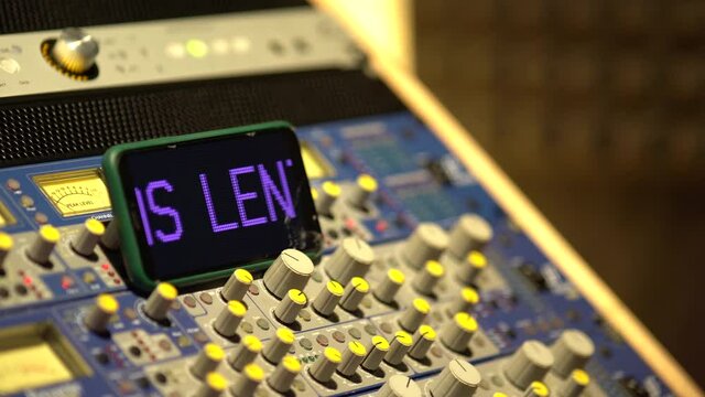 Estudio de grabaci&oacute;n con musicos y maquinaria necesaria para la grabaci&oacute;n de canciones