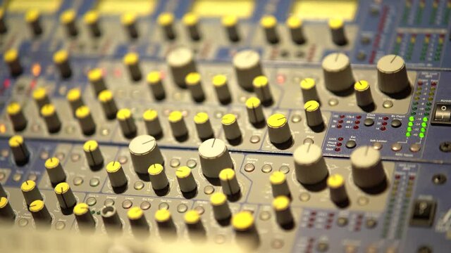 Mesa de mezclas de estudio de grabacion primer plano