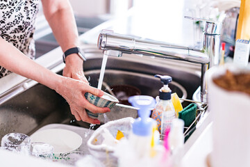 シニア　女性　水仕事　主婦　【 シニア の ライフスタイル イメージ 】