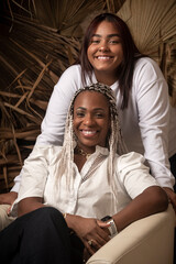 Retrato de madre e hija en un ambiente de estudio  