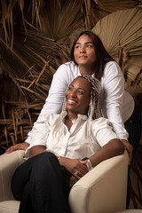 Retrato de madre e hija en un ambiente de estudio  
