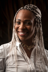 Retrato vertical de una hermosa mujer de raza afro caribeña muy sonriente