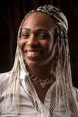 Retrato vertical de una hermosa mujer de raza afro caribeña muy sonriente