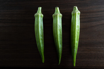 ブラウンのまな板の上に置かれたオクラ