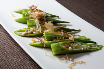 白い皿に盛りつけられたオクラのお浸し