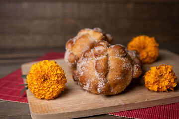 Bodegón de pan de muerto con flor de cempasúchil