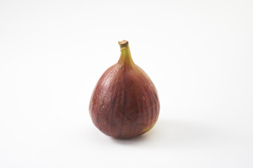 いちじくの実を白背景で