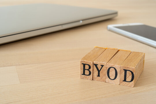 BYOD｜「BYOD」と書かれたスタンプ、ノートパソコン、スマートフォン